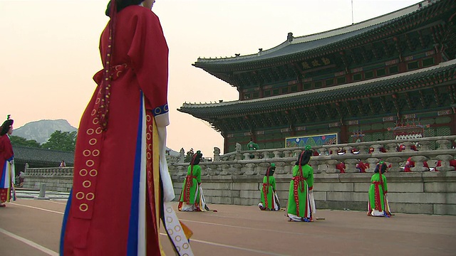 韩国首尔，人们穿着传统服装在朝鲜王朝复兴活动中跳舞视频素材