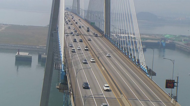 韩国京畿道平泽seohadegyo桥的WS ZI AERIAL POV视图视频素材