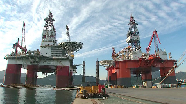 MS拍摄于韩国京尚南道港的石油钻井平台视频素材