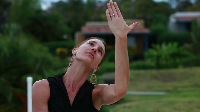 坐着的女人跳舞的手/哥斯达黎加的蒙特祖玛视频素材