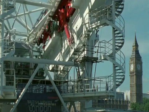 “伦敦眼”摩天轮的T/L MS吊舱向上移动，背景是大本钟视频素材