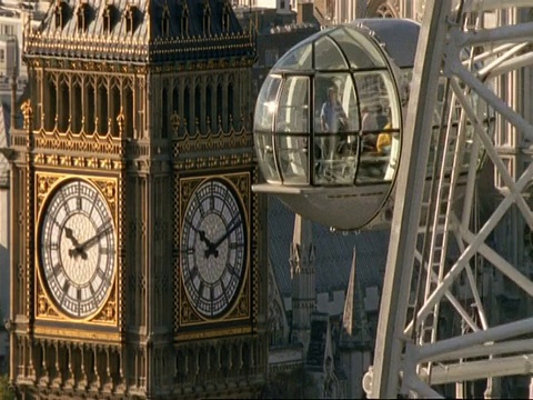 T/L MCU大本钟两侧的高角度视图，伦敦眼摩天轮的吊舱通过框架的右侧视频素材