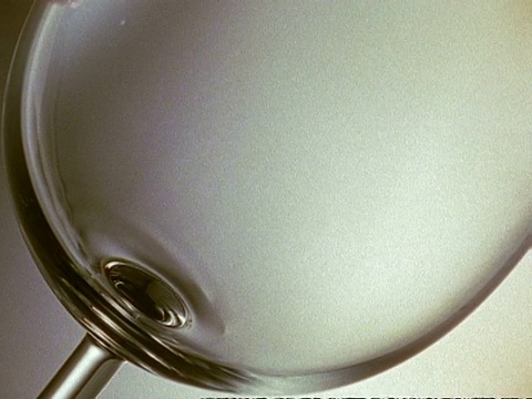 高速铜红葡萄酒倒入斜杯底部，白色背景视频素材