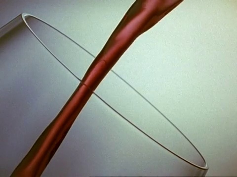 高速BCU红酒倒入一个倾斜的玻璃杯边缘，白色的背景视频素材