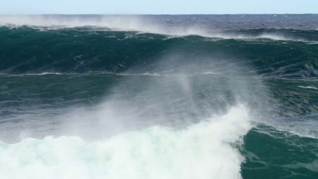 大浪移动在管道/哈雷瓦，夏威夷，美国外礁视频下载