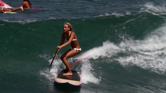 MS POV女SUP冲浪者骑在浪/哈雷瓦，夏威夷，美国视频下载