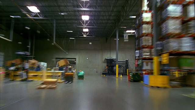 WS POV T/L通过美国加州的warehouse / LeBec运输视频下载