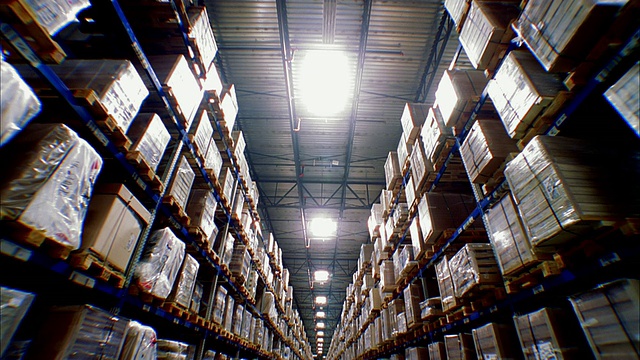 WS TD T/L仓库货架上储存的大量货物的照片/ LeBec，加利福尼亚州，美国视频下载