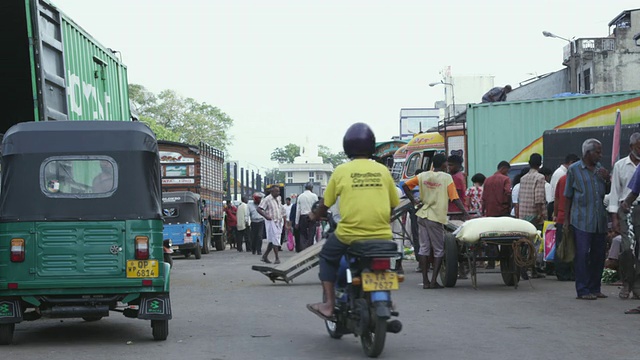 这张照片拍摄于斯里兰卡科伦坡市拥挤的市场视频素材