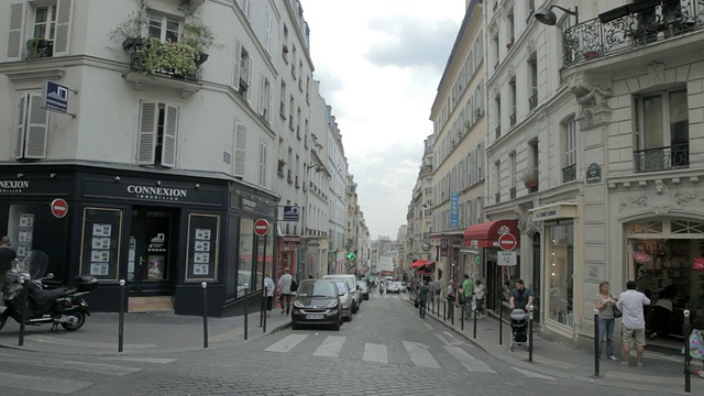 法国巴黎拥挤的街道和停车场视频素材