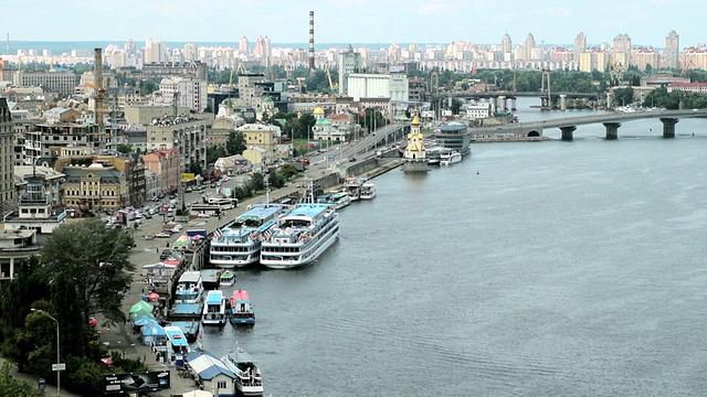 WS T/L拍摄dnipro河与汽车和城市/基辅，乌克兰视频下载