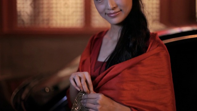 TU MS年轻女子披着红色披肩对着镜头微笑的肖像/中国视频下载