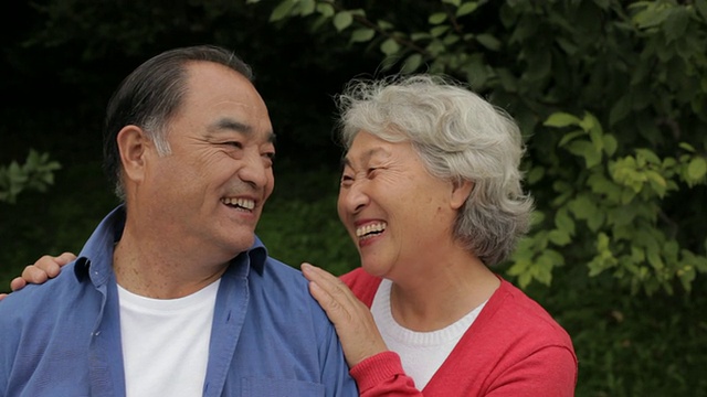 年老夫妇在公园/中国一起大笑的肖像视频下载