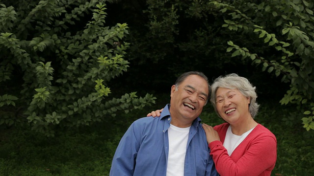 一对老年夫妇在公园/中国一起微笑视频下载