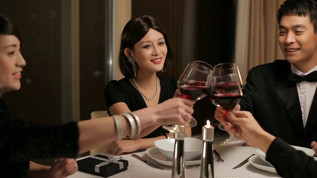 潘小姐:四个人在晚宴上互相敬酒视频素材