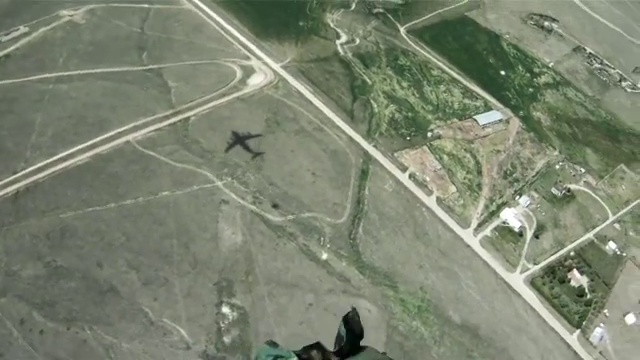 从飞机上跳伞的人视频下载
