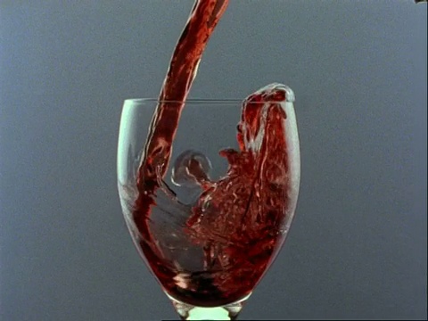 高速铜红葡萄酒倒入玻璃，灰色背景视频素材