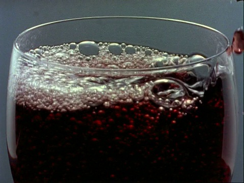 高速- BCU红酒倒入玻璃，灰色背景视频素材