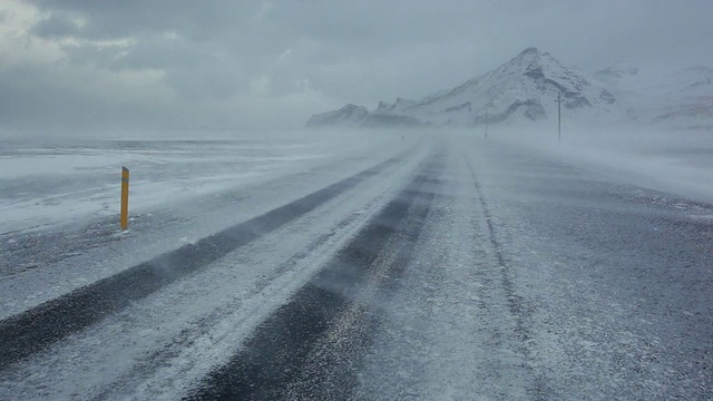 冬季暴风雪吹在路上/冰岛视频下载