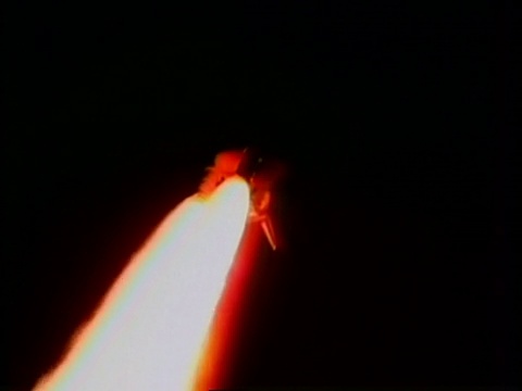 MS跟踪航天飞机上升到夜空，美国宇航局视频素材