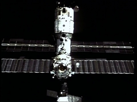 从航天飞机上看到的和平号空间站视频素材