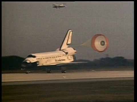 潘女士离开，航天飞机着陆并打开降落伞，美国宇航局视频下载