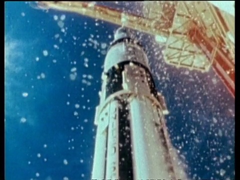WA阿波罗土星7点火，CU低角度的火箭发射，肯尼迪角，佛罗里达，美国视频素材