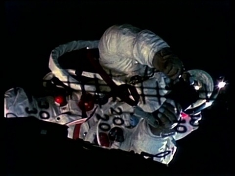 宇航员Russell Schweickart在登月舱外，阿波罗土星9号，EVA视频素材