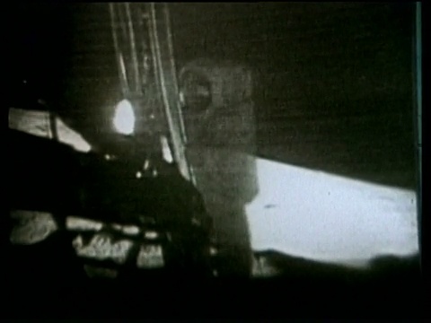 阿波罗11号宇航员尼尔·阿姆斯特朗，踏下梯子登上月球表面，成为第一个登上月球的人视频素材
