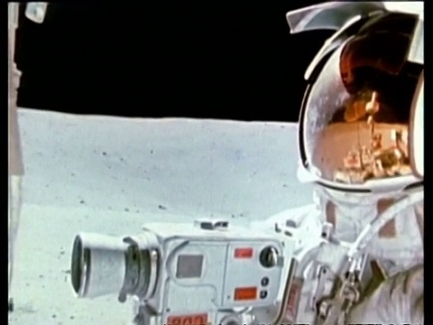 科罗拉多的宇航员骑在月球车上视频下载
