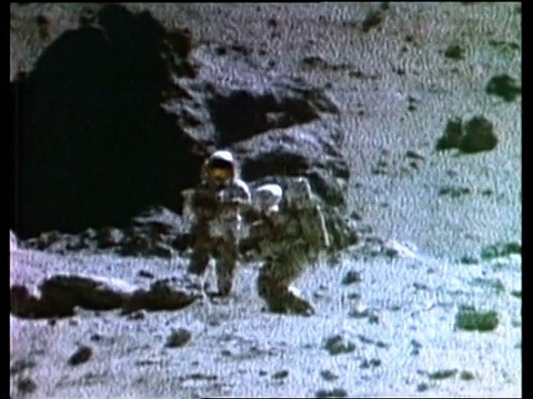 两名宇航员在月球表面收集样本视频素材