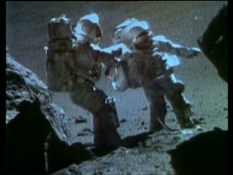 宇航员施密特和塞尔南在两块巨石之间收集样本视频素材
