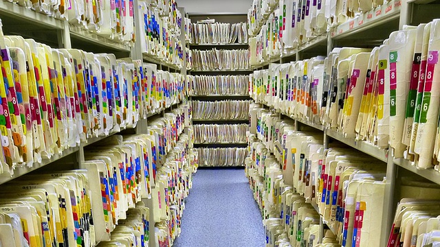 美国阿拉斯加州费尔班克斯储存架上的数千个文件夹记录视频下载