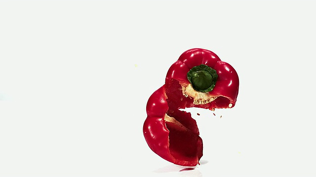 白色背景下，红色辣椒掉落并摔碎在地板上/法国诺曼底Vieux Pont视频素材