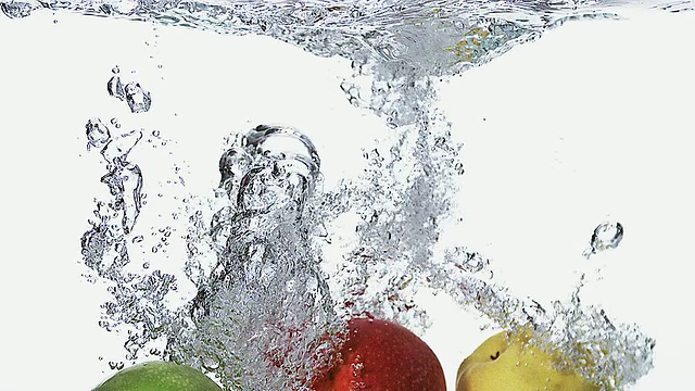 MS SLO MO白色背景下，苹果进入水中/ Vieux Pont，诺曼底，法国视频素材