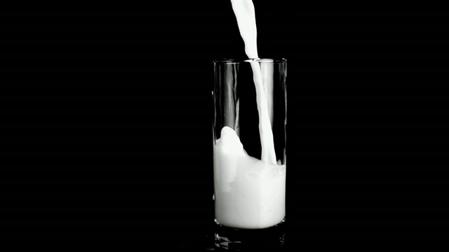 慢动作的牛奶溢出视频素材
