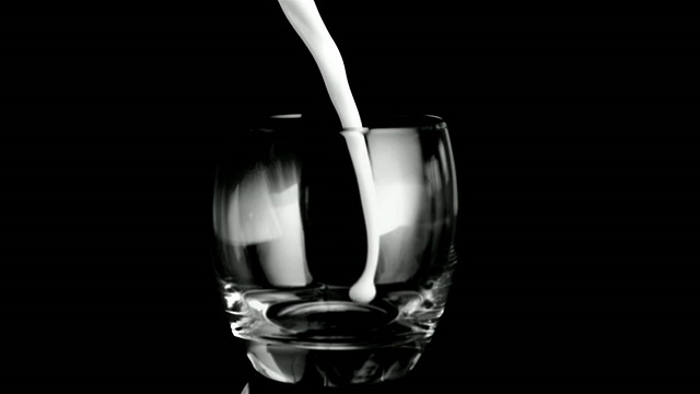 用超慢的动作往杯子里倒牛奶视频素材