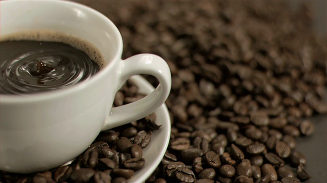 咖啡豆以超慢的动作落下视频素材