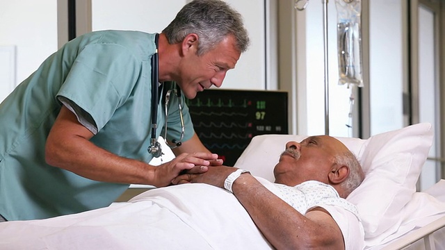 MS外科医生在医院病床上与老年病人交谈/里士满，弗吉尼亚州，美国视频购买