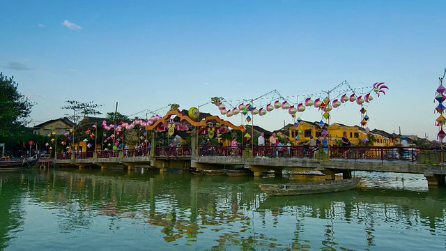 在越南广南会安的杜汶河上拍摄的行人桥视频素材