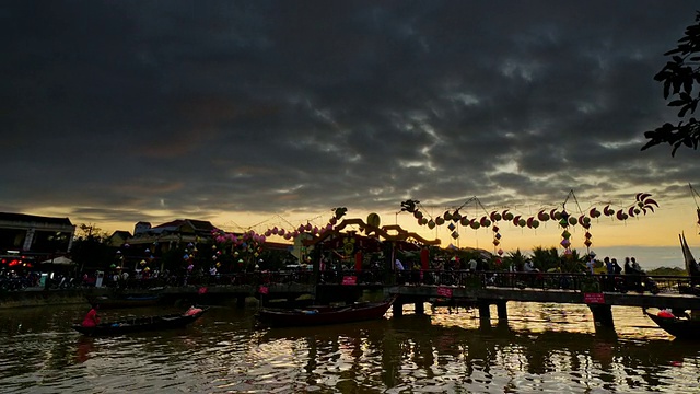 WS T/L日落时在thu bon河上拍摄的人行桥/惠安，广南，越南视频素材