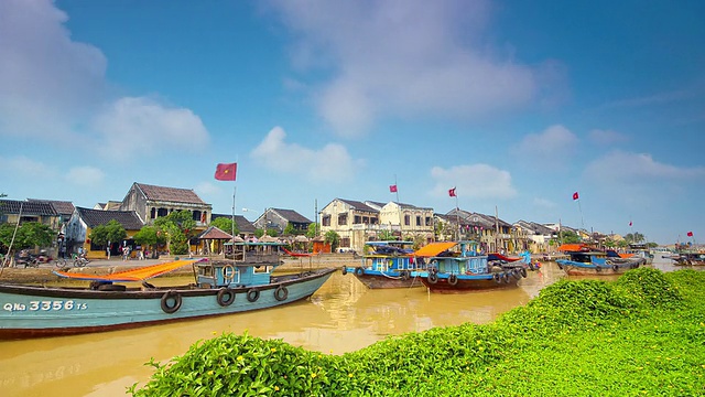 WS T/L大型渔船站在thu bon河/会安，广南，越南视频素材