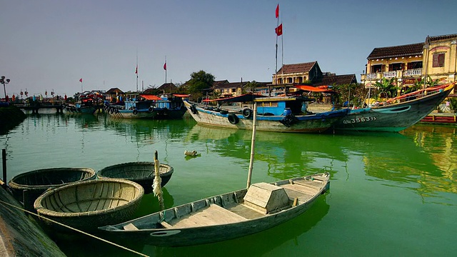 位于越南广南会安thu bon河上的大型渔船视频素材