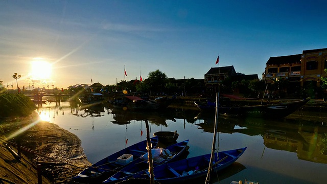 在越南广南会安渔船上的杜本河日落视频素材