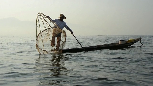 缅甸掸邦nyaunshwe，传统竹渔民在inle湖上捕鱼视频素材