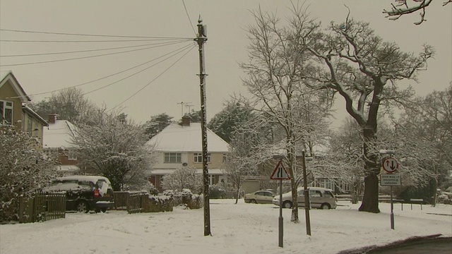 潘小姐从白雪覆盖的房屋到白雪覆盖的树木，英国视频素材