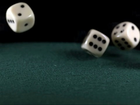 骰子落在绿布上，速度快视频下载