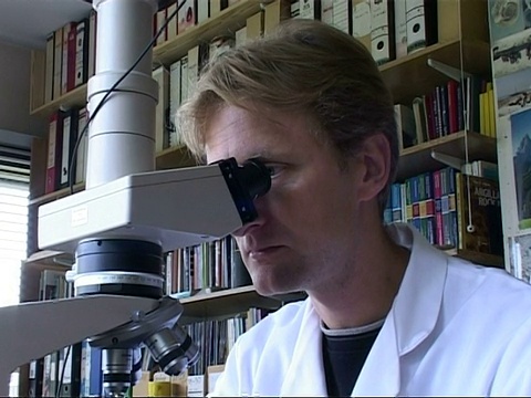 男性脸向下看显微镜，CU视频下载
