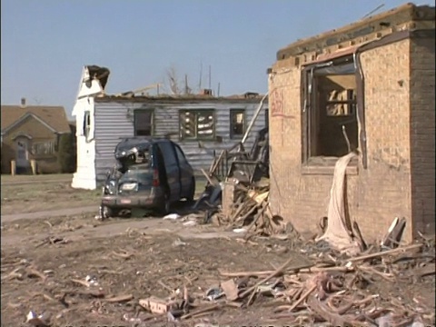 MS Panning离开龙卷风破坏-房屋和车辆残骸，阳光，美国视频下载