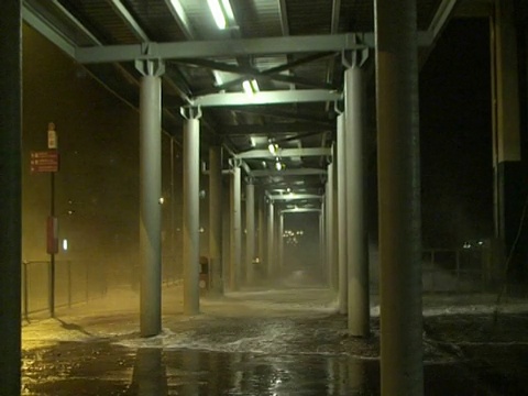 2009年9月14日晚上，台风巨泼在香港，风暴潮水溢出人行道。音频。视频素材